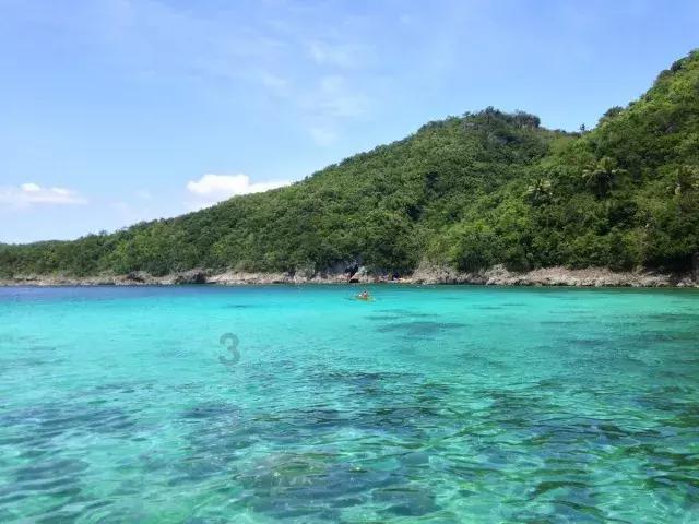 网传南京三桥多车被撞有车坠桥：现场栏杆撞毁，事故车面目全非